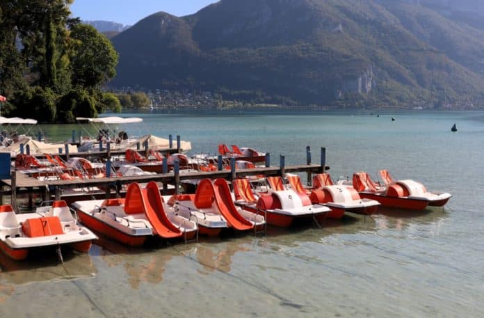 Louer un pédalo sur le Lac d'Annecy