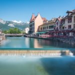 Canal dans la Vieille ville d’Annecy entouré par les habitations et restaurants