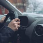 Personne en voiture sous la neige