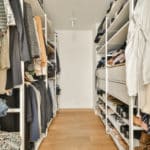 Armoire dans une pièce lumineuse à la maison