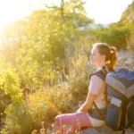 Jeune femme faisant de la randonnée dans la campagne. Randonnée en sac à dos