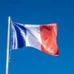 un drapeau français flottant au vent