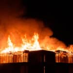 Immeuble en feu au milieu de la nuit