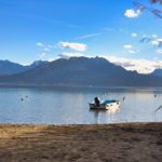 Lac d’Annecy avec les montagnes en arrière plan