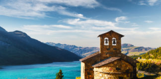 Chapelle et lac de Roselend