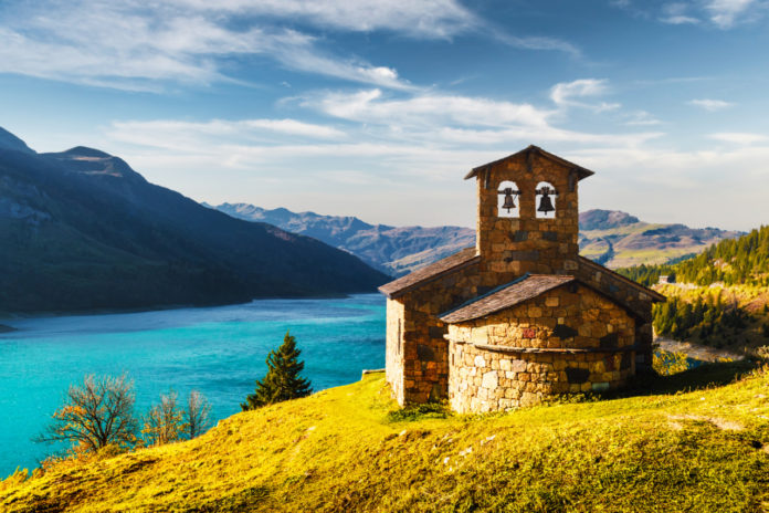 Chapelle et lac de Roselend