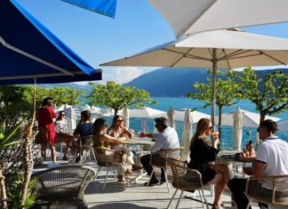 5 terrasses au bord du lac d’Annecy pour boire un verre les pieds dans l’eau avant la fin de l’été ! Bars bord lac Annecy