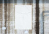 Une affiche blanche sur un mur