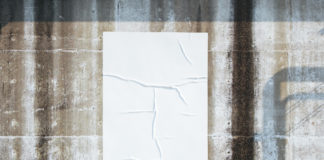 Événements : quelles sont les règles pour poser des affiches à Annecy ? Une affiche blanche sur un mur