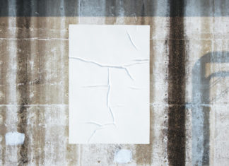 Événements : quelles sont les règles pour poser des affiches à Annecy ? Une affiche blanche sur un mur