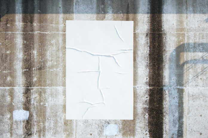 Une affiche blanche sur un mur