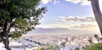 Vue en hauteur sur la ville de Malaga et la mer méditerranée