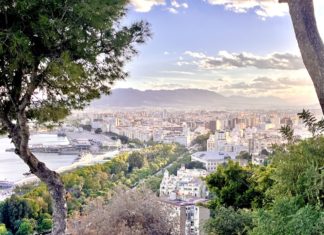 Pont du 11 novembre : 4 destinations de dernière minute à petit prix depuis Genève Vue en hauteur sur la ville de Malaga et la mer méditerranée