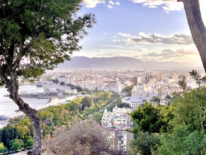 Vue en hauteur sur la ville de Malaga et la mer méditerranée